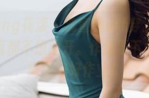 HuaYang花漾 – 沈蜜桃off穿上制服，整个画面都不想闪开。作品要下载吗？我需要好好作业！