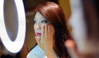 PANS – 原图里娜娜的吊带，怎么看都是一波“风骚”的氛围，图片下的我扑通扑通。