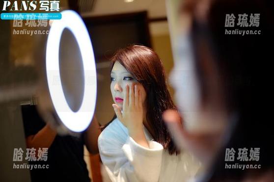 PANS - 原图里娜娜的吊带，怎么看都是一波“风骚”的氛围，图片下的我扑通扑通。