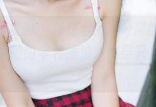 TGOD推女神 – 施忆佳Kitty酱的美图：越南芽庄的阳伞和海浪，结果只拍了点沙子