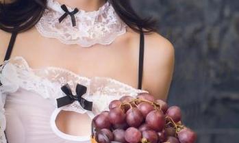TouTiao头条女神 – 红衣魅影里，张梓然的眼神到底在看什么啊，观众也开始想入非非。