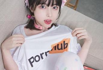 这不止是张图片，更像是Uhye(이유혜)牛仔裤在摆弄存在的方式。