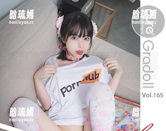 这不止是张图片，更像是Uhye(이유혜)牛仔裤在摆弄存在的方式。