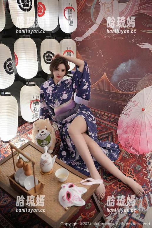 Xiuren秀人网 - HeyuZhang的短裙写真，旧街道中的微风让我想到青春的味道，唔