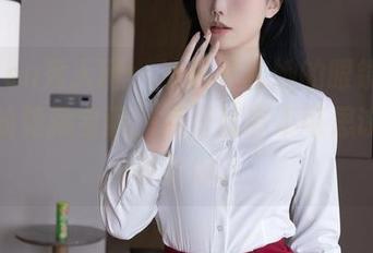 Xiuren秀人网 – 凌希儿和她的眼镜，网盘里的隐藏宝藏，点开就有不可思议的事等着你。