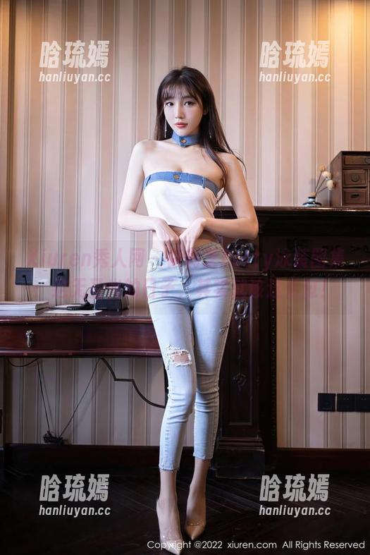 Xiuren秀人网 - 徐莉芝Botty泳装图集：这无圣光的日子，其实就该这么过！
