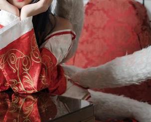 这组写真里，Yuna(윤아)的女友扮谁都像，哈哈，是不是让我不小心看到了未来的“闺蜜”？
