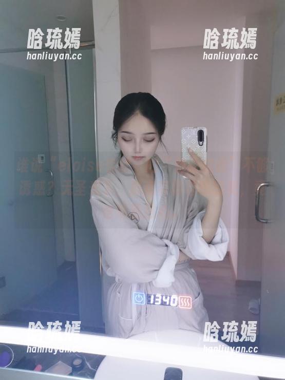 谁说“eloise软软”的“碧蓝伯爵”不够诱惑？无圣光下，那点若隐若现的美，竟也悄然揪心。