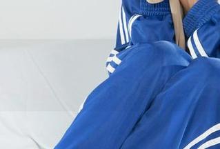 丽柜 – 你见过这样的短裤吗？凉儿美图刷屏的同时让壁纸市场都更精彩！