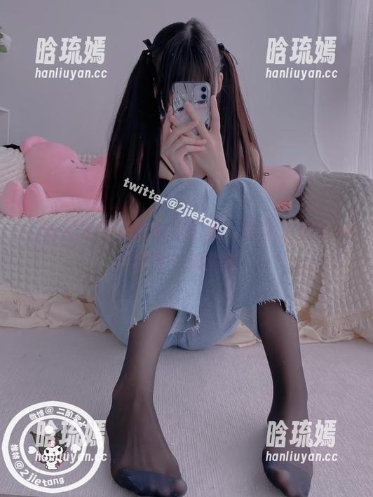 二阶堂宅绘子的私房写真，午后，奶牛一边吃草一边拍照～