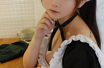 抛弃传统：依依超级懒的油亮写真，福利可不止看一眼哦！