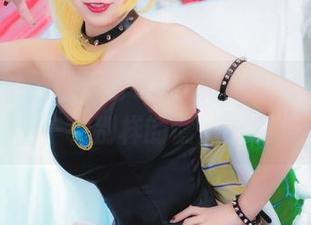 当兔玩映画遇上粉色吊带睡衣，美图呈现出一种别样的慵懒态度。