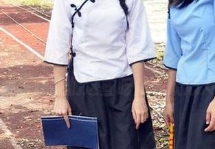 初夏女神 – 校服与37码运动鞋齐上阵，依依的图包让我们这些吃瓜群众心发慌。