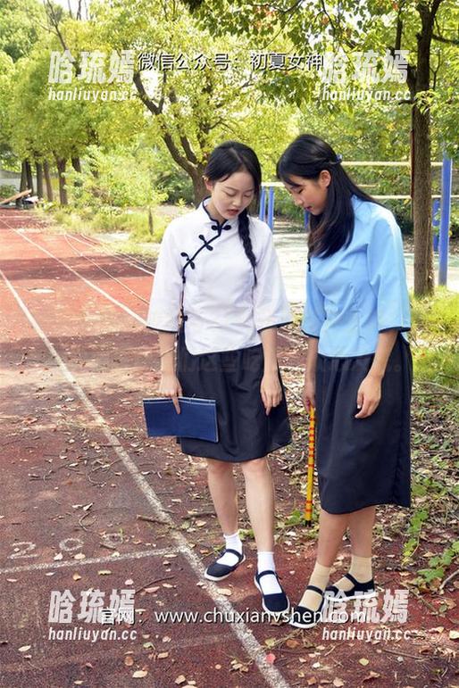 初夏女神 - 校服与37码运动鞋齐上阵，依依的图包让我们这些吃瓜群众心发慌。