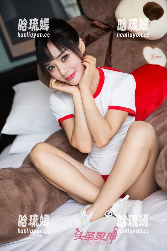 头条女神 - 更新晶莹剔透的白丝美图，李丽莎又来引发一阵“热议”！