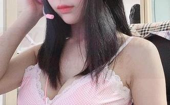 观看姜仁卿(강인경)的白T牛仔裤概念，找到内心小卷发吗？