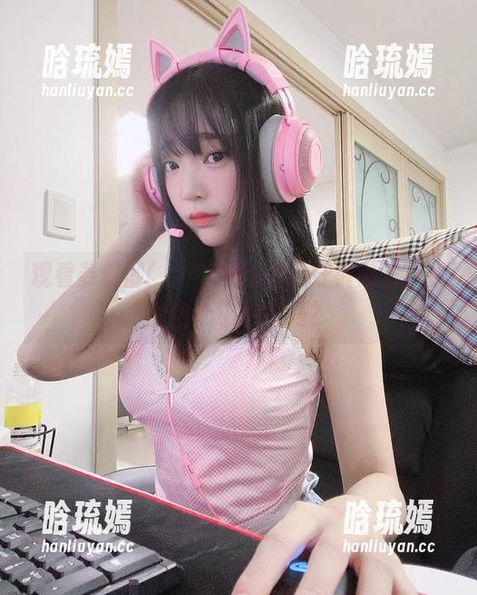观看姜仁卿(강인경)的白T牛仔裤概念，找到内心小卷发吗？