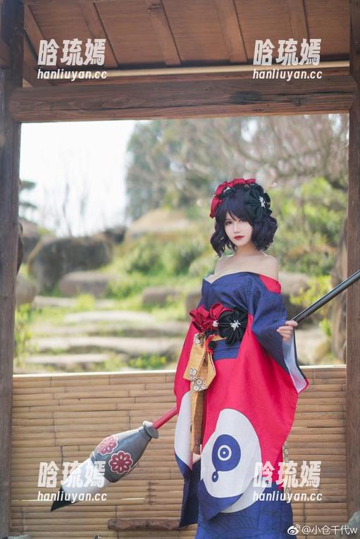 看了小仓千代w的泳装图集，写真里的每一张图片都有种说不出的魔力。
