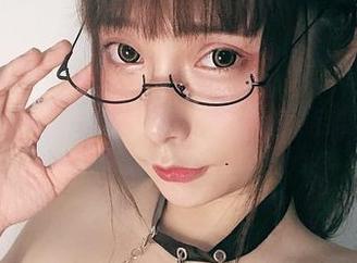 免费体验，欣赏小泉学姐吖的绚丽吊带作品。