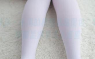 少女秩序 – 小满的校园私房图包，墙角草坪都显得有点儿害羞