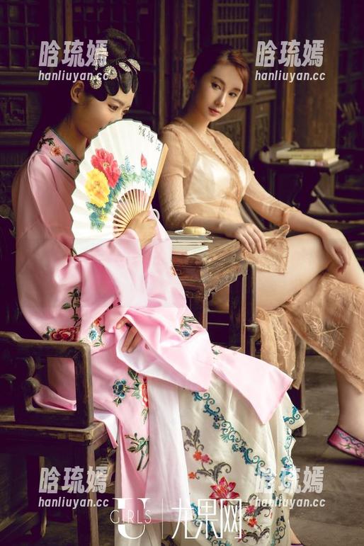 尤果网 - 最新作品集：看杨漫妮如何优雅地在泳池玩“喵”——胸前的水波连连！