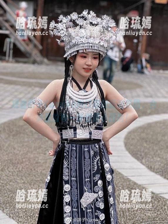 观看御子Yumiko用口罩创造的氛围，合集里的每一张都是小探险！