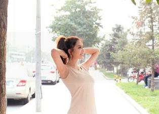 推女郎 – 下载这本女友写真集，顺便擦擦自己的眼睛，何奕恋真会玩。