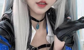 是你的阿薰呀的修女私拍，简单的白色外衣下藏着什么？