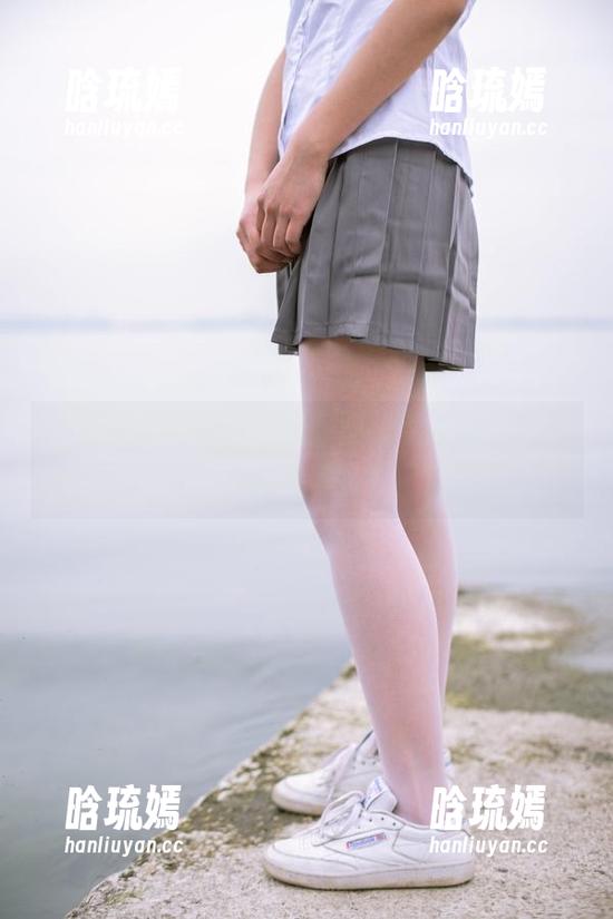 启用森萝财团的私拍图集，女仆的白丝：究竟有多色？