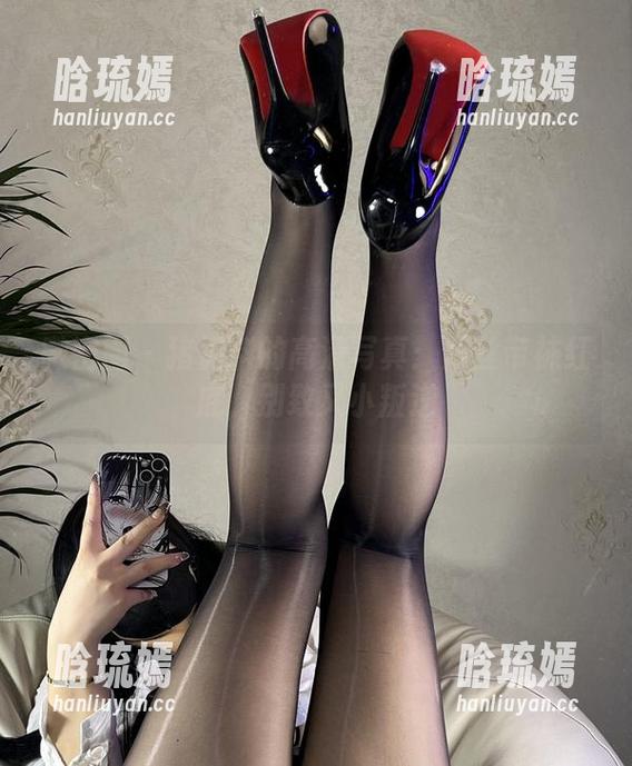微密圈 - 猪饲料的高清写真：黑丝带袜红底，别致又小叛逆