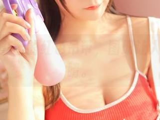 看！猫九酱的红色吊带，图册让人目不转睛。