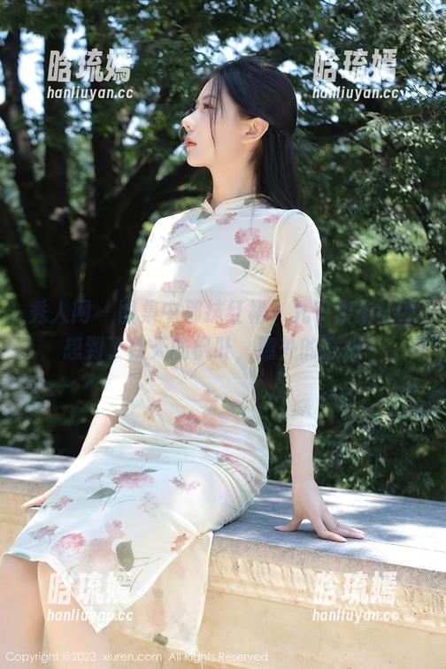 秀人网 - 图集中那抹红裙，九千柒柒让我想到了秋天的枫叶，意外的联想…
