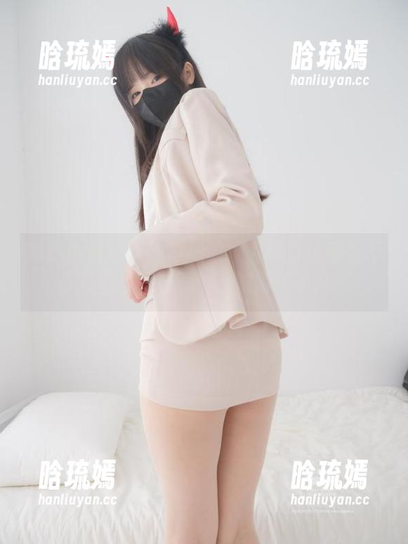 紧急企划 - 听说小恩的护士写真里藏着不少彩蛋，图包一看就知道不平凡。