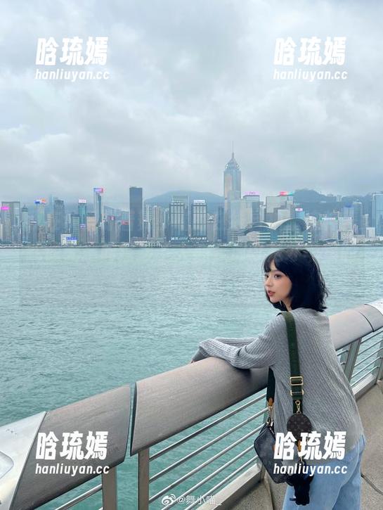 我在认真盯着舞小喵的在线自拍，这种美就像无意间撩拨了人心，那可是才华里的美感呀！