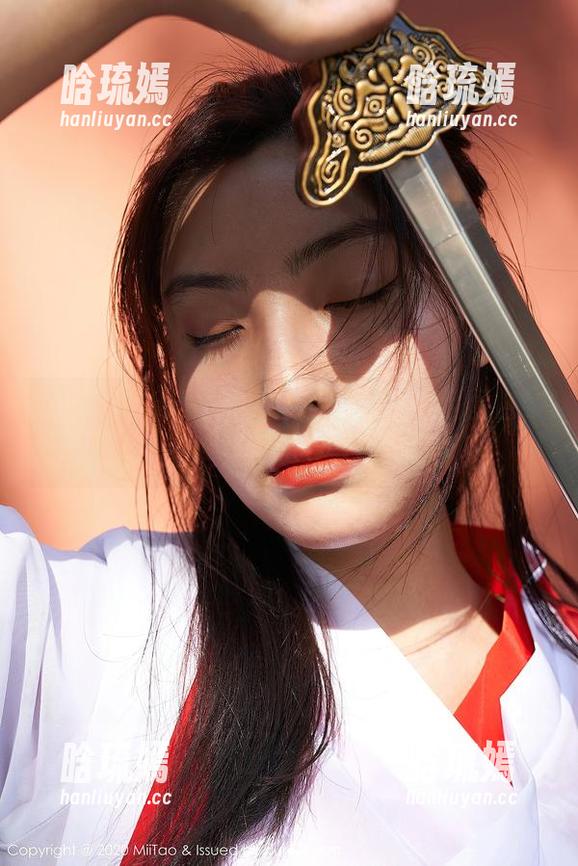 蜜桃社 - 看！王婉悠Queen的裸足图包，她的脚居然像草地上的精灵！
