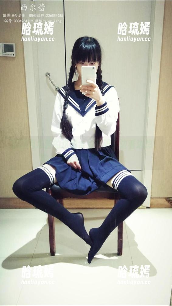 翻翻西尔酱的这组金鱼和服，边看边想，哈，这姿势真有点俏皮。
