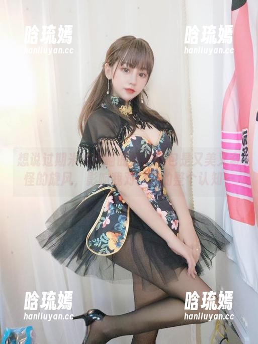 想说过期米线线喵的痛袜图包是又美又奇怪的旋风，影响我对袜子的整个认知…