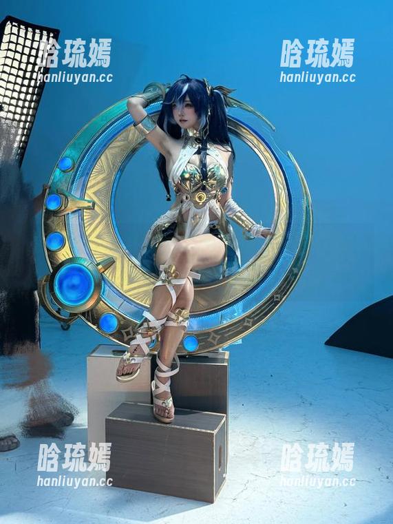 阿薰kaOri与这全套和服的关系，有时候像捉迷藏，捉住又放走。