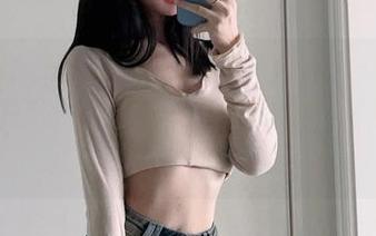 微密圈 – 陈妮妮UNI厨娘写真：一边翻图册一边自我反省，我什么时候能做到这样？