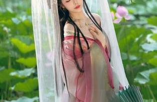 套图时代的雯妹不讲道理，她的女仆照片让我觉得这位“忠诚之servant”也值个评论。