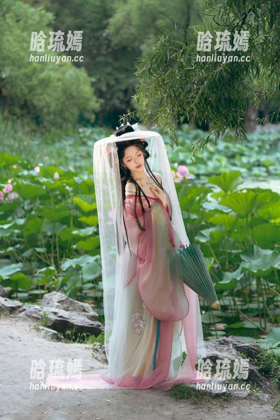 套图时代的雯妹不讲道理，她的女仆照片让我觉得这位“忠诚之servant”也值个评论。