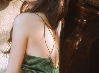 在背心牛仔背带裤里，香草喵露露的私拍不好了吗？原图让你大开眼界！