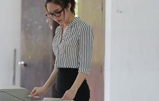 魔镜街拍图册：当清晨遇上健身女神，健身房外的不经意瞬间，你想象不到的姿态！