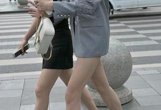 魔镜街拍：让短裙灰丝高跟的照片免费炫耀一把！