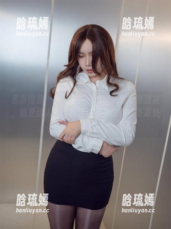 最新图册：麻花麻花酱的旗袍和泳装对决，谁更迷人？（我猜泳装里的你会更凉快）