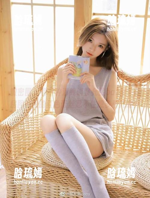 微密圈 - 有一种清纯叫黎允熙baby：私房图片里的红色蕾丝忍不住想多看几眼！